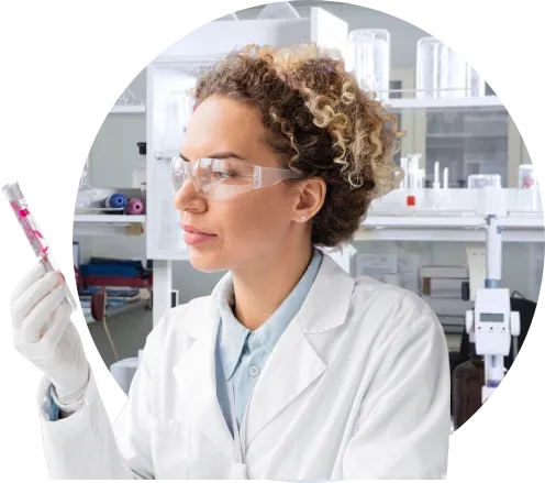 Científica del laboratorio examinando una muestra en un tubo de ensayo