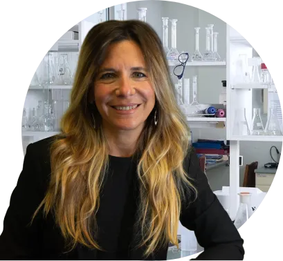 Retrato de la Dra. Romina Barrozo en el laboratorio